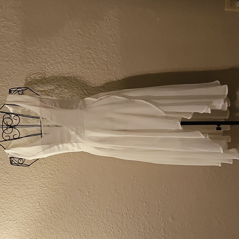 Elegant White Sleeveless Dress